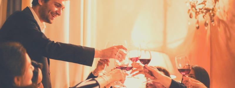 Non devono mancare i vini: bianchi, rossi, bollicine e rosati, per offrire un aperitivo a misura di Wine Lover